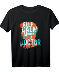 Keep Calm I'm Almost A Doctor Medizin Studenten Geschenk T-Shirt  Witziges Motiv für angehende Ärzte, Chirurgen & Mediziner zum Abschluss, Geburtstag oder Weihnachten