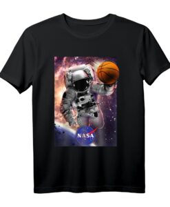 NASA Astronaut Basketball In Space Graphic T-Shirt - Officially Licensed NASA Merchandise für Raumfahrt- und Basketballfans